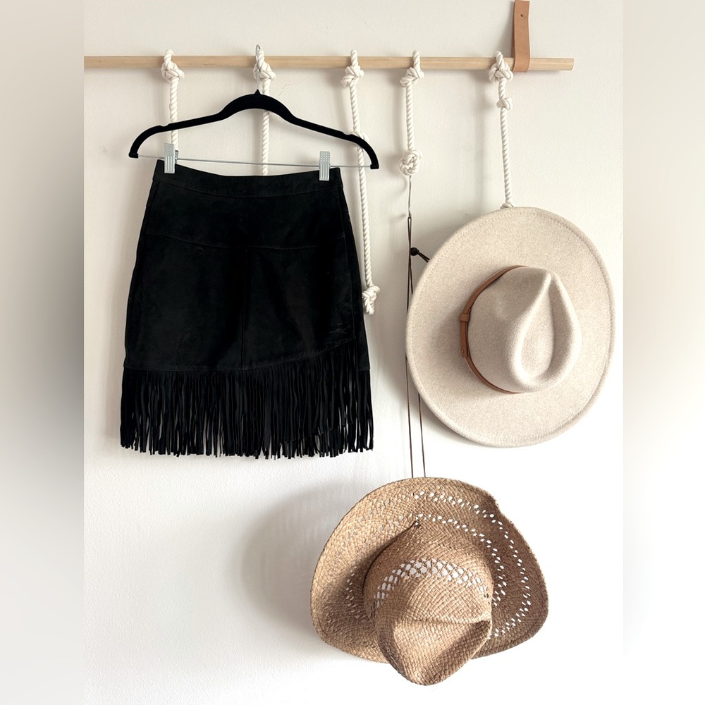 Cute suede fringe mini skirt